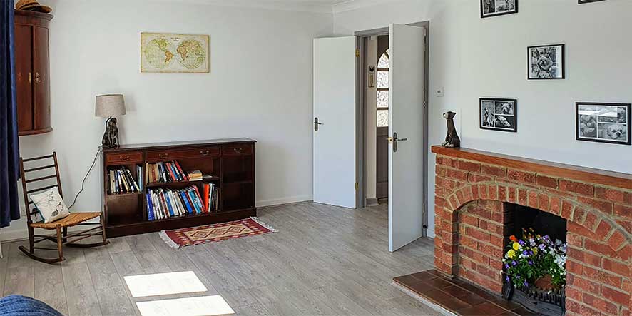 Lounge (looking towards entrance) Lounge (looking towards entrance)